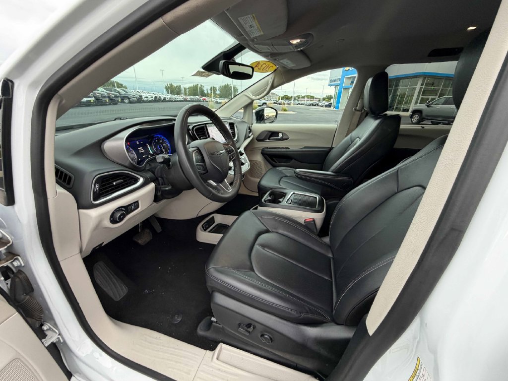 Used 2024 Chrysler Pacifica Touring-L FWD image 17