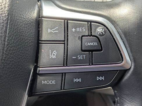 Used 2021 Toyota Highlander XLE FWD image 17