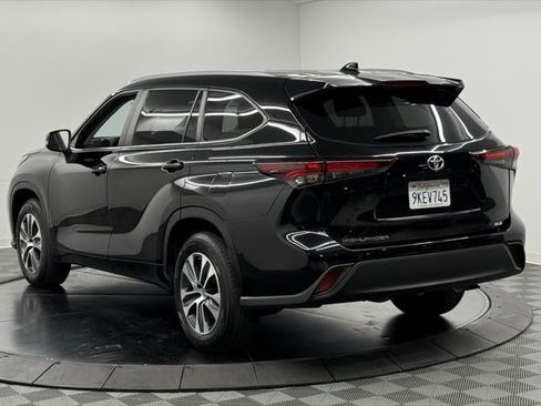 Certified 2024 Toyota Highlander XLE image 10