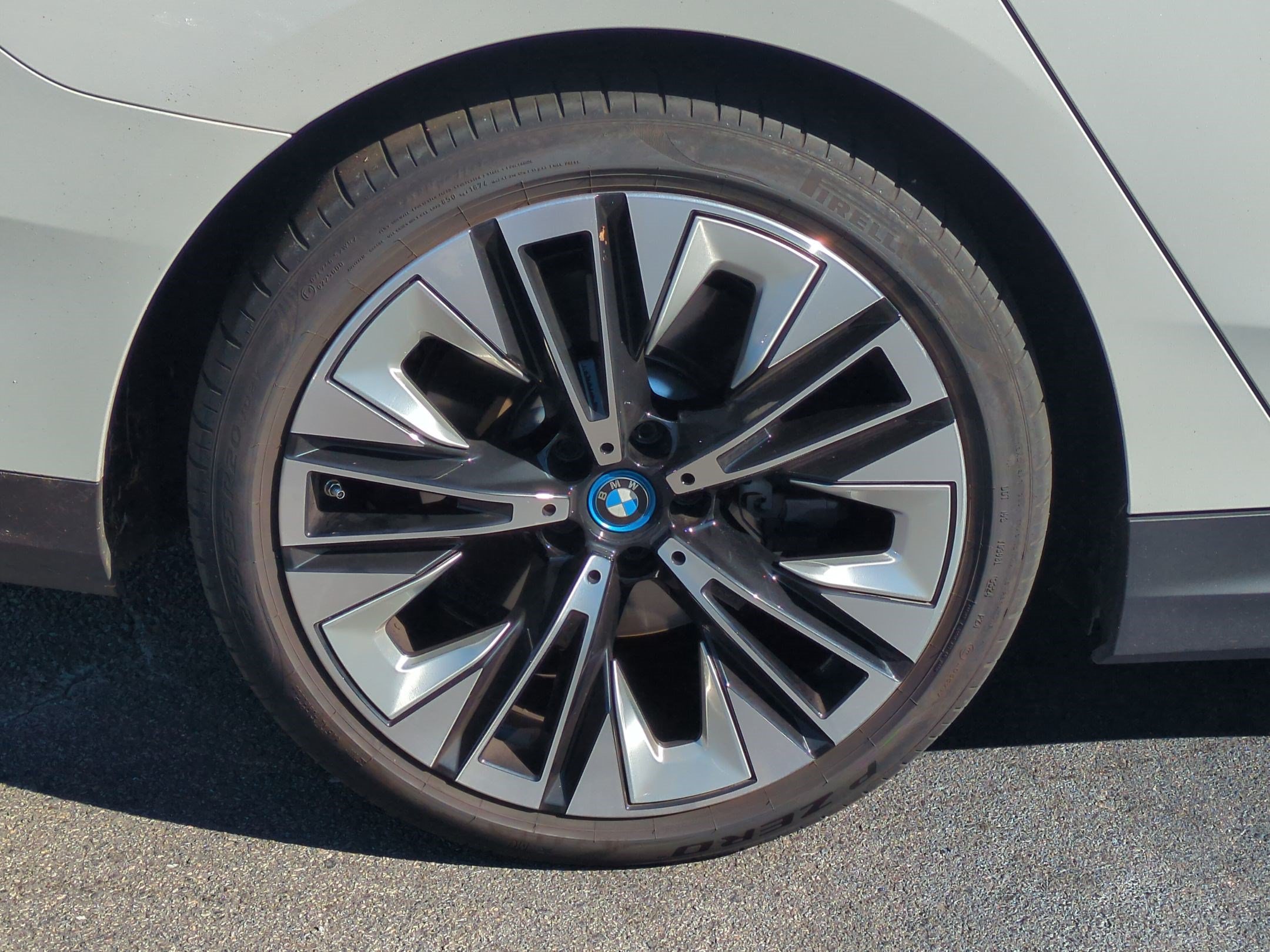 Used 2024 BMW i5 eDrive40i w/ Executive Package RWD image 12