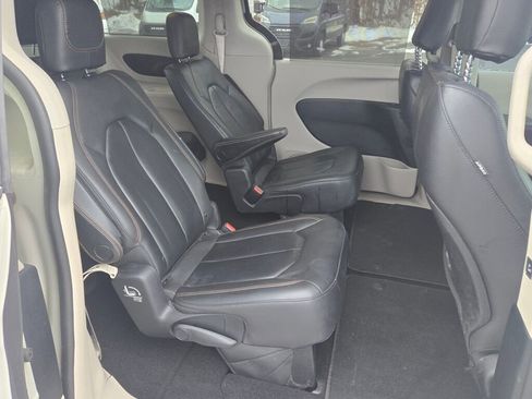 Used 2017 Chrysler Pacifica Touring-L w/ Tire & Wheel Group image 7