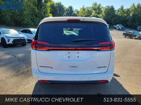 Used 2024 Chrysler Pacifica Limited w/ Uconnect Theater Family Group FWD image 4