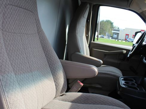 Used 2016 Chevrolet Express 4500 Extended image 25