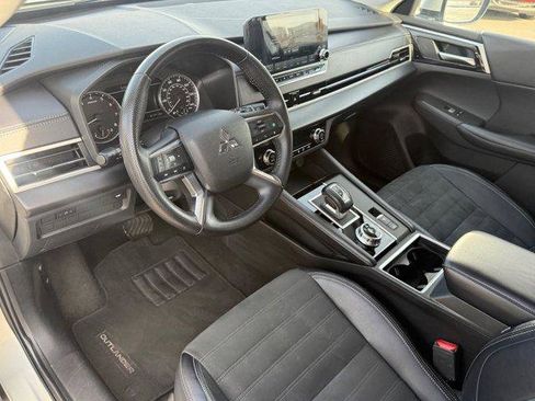 Used 2024 Mitsubishi Outlander SE image 11