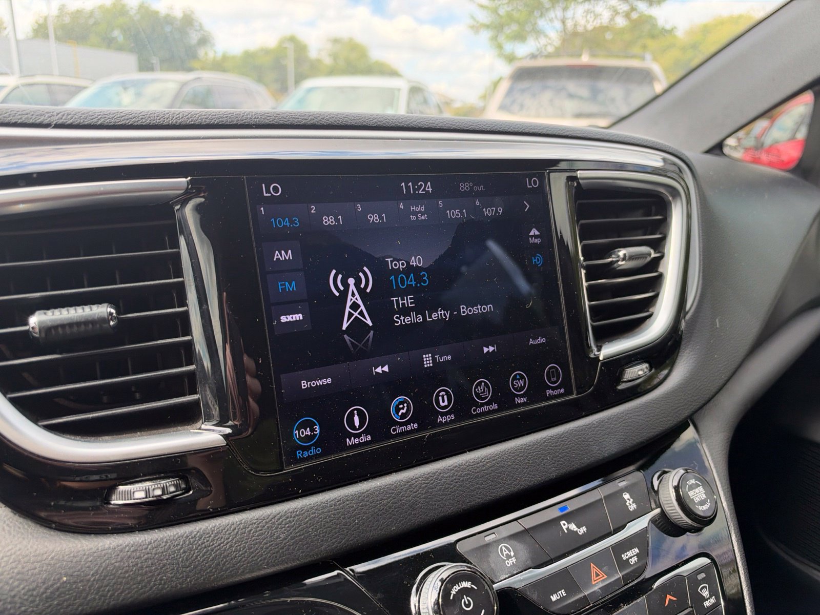 Used 2018 Chrysler Pacifica Touring-L w/ S Appearance Package FWD image 5