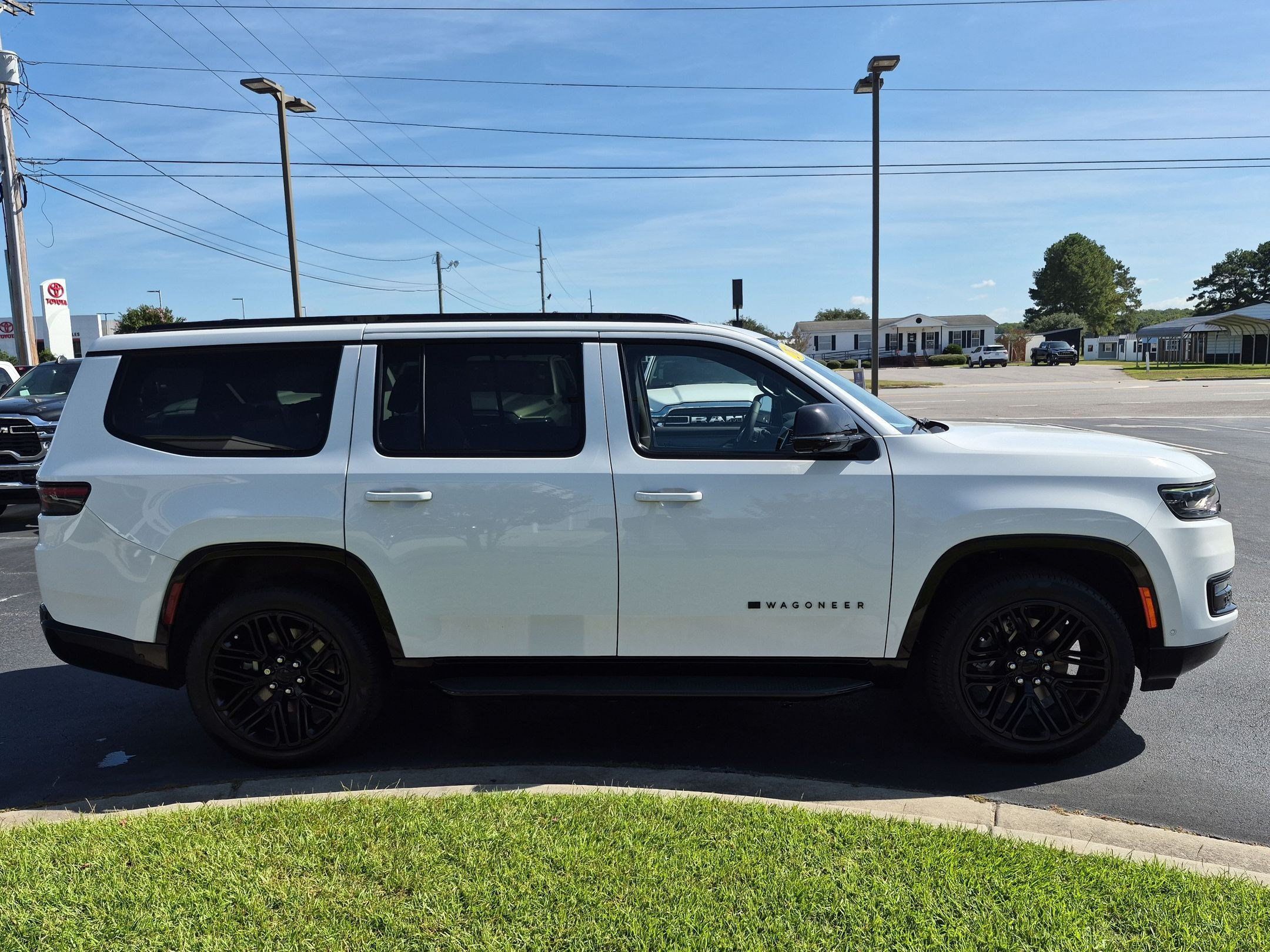Used 2024 Jeep Wagoneer Series II w/ Convenience Group I RWD image 4