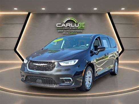 Used 2023 Chrysler Pacifica Touring-L FWD image 3