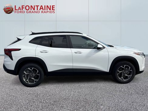 Used 2025 Chevrolet Trax LT w/ LT Convenience Package FWD image 8