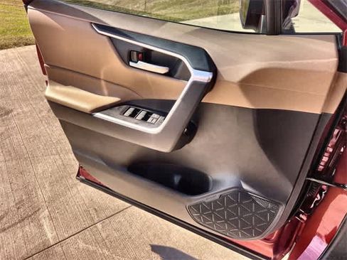 Used 2025 Toyota RAV4 XLE Premium image 30