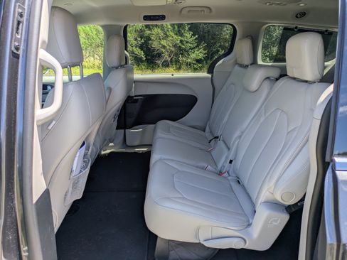 Used 2017 Chrysler Pacifica Touring-L FWD image 12