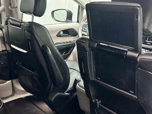 Used 2018 Chrysler Pacifica Limited w/ Tire & Wheel Group image 18