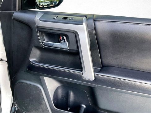 Used 2016 Toyota 4Runner SR5 AWD/4WD image 26