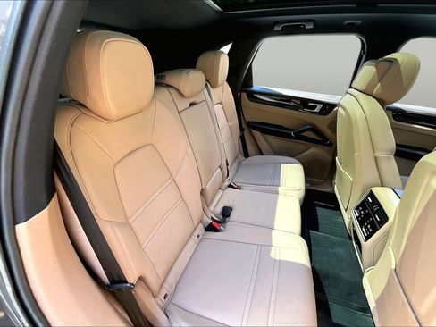 Used 2023 Porsche Cayenne Platinum Edition AWD/4WD image 20