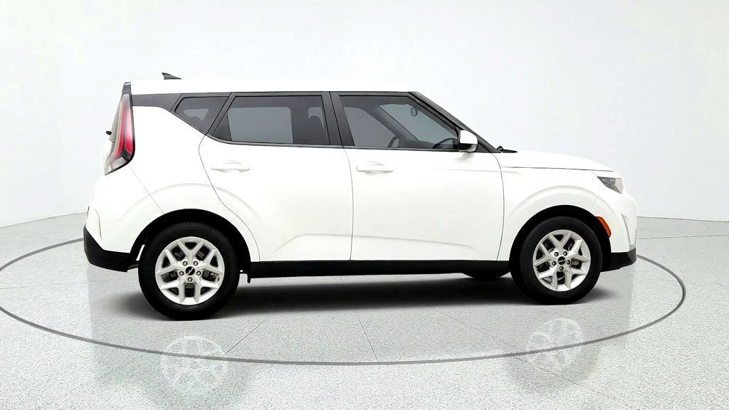 Used 2024 Kia Soul LX w/ Option Group 015 FWD image 4