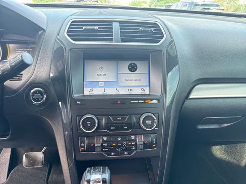 Used 2018 Ford Explorer XLT w/ Equipment Group 202A AWD/4WD image 22