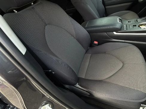 Used 2020 Toyota Highlander L FWD image 19
