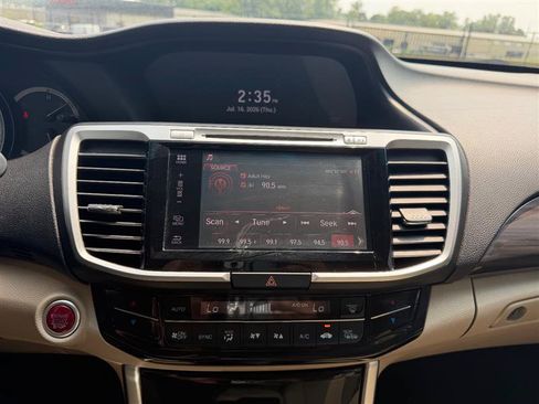 Used 2017 Honda Accord EX image 22