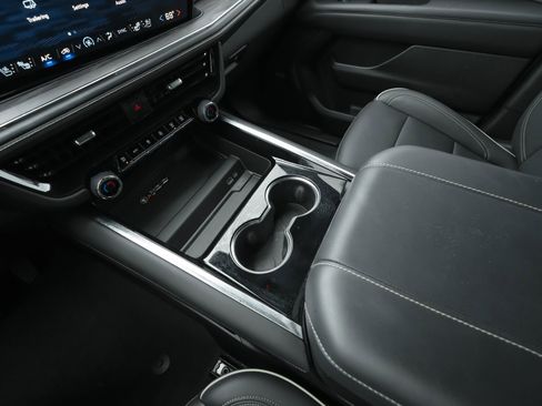 Used 2025 Chevrolet Suburban Premier image 11