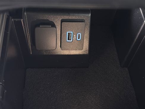 Used 2022 Ford Explorer XLT w/ Equipment Group 202A image 27