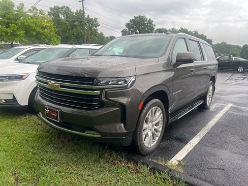 Used 2021 Chevrolet Suburban LT w/ LT Signature Package AWD/4WD image 1
