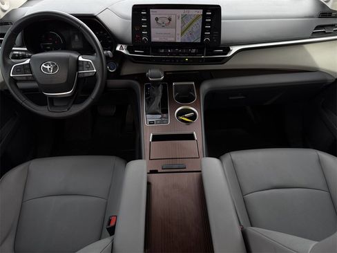 Used 2023 Toyota Sienna XLE image 11