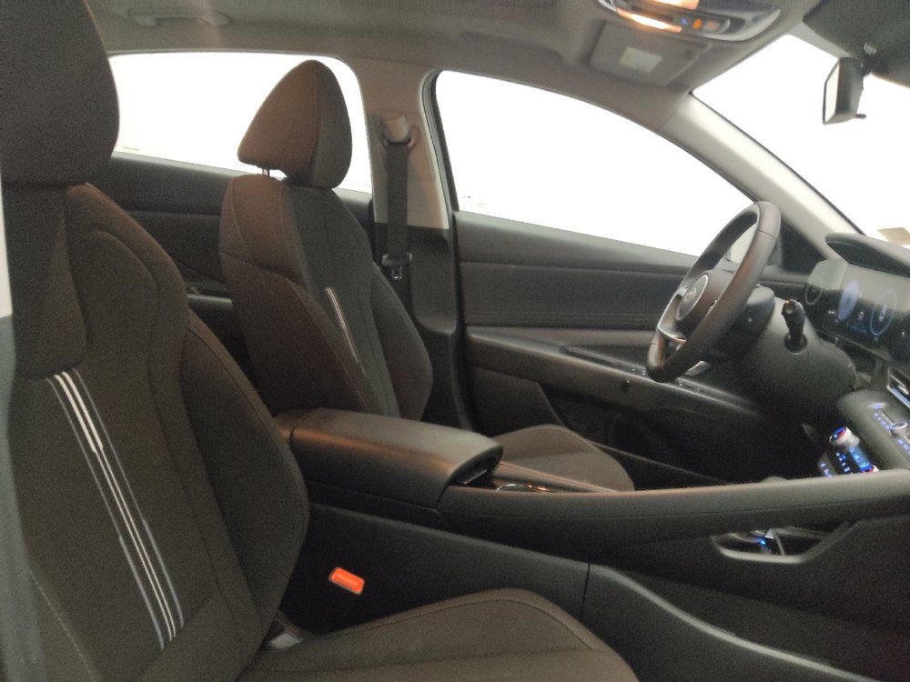 Used 2025 Hyundai Elantra SEL FWD image 21
