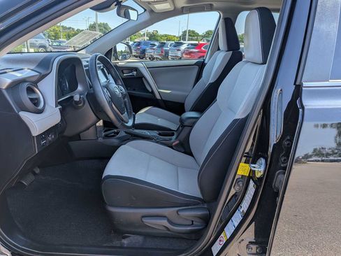 Used 2017 Toyota RAV4 XLE AWD/4WD image 16
