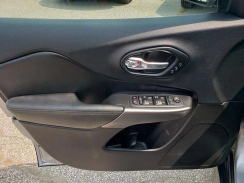 Used 2019 Jeep Cherokee Limited w/ Trailer Tow Group AWD/4WD image 12