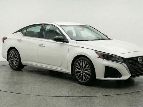Used 2025 Nissan Altima 2.5 SV image 1