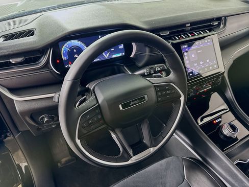 Used 2025 Jeep Grand Cherokee Altitude image 22