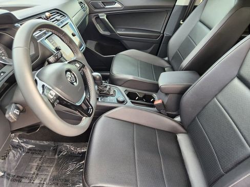 Used 2021 Volkswagen Tiguan SE w/ Panoramic Sunroof Package image 3