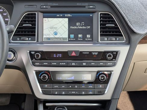 Used 2016 Hyundai Sonata Limited w/ Option Group 05 FWD image 17