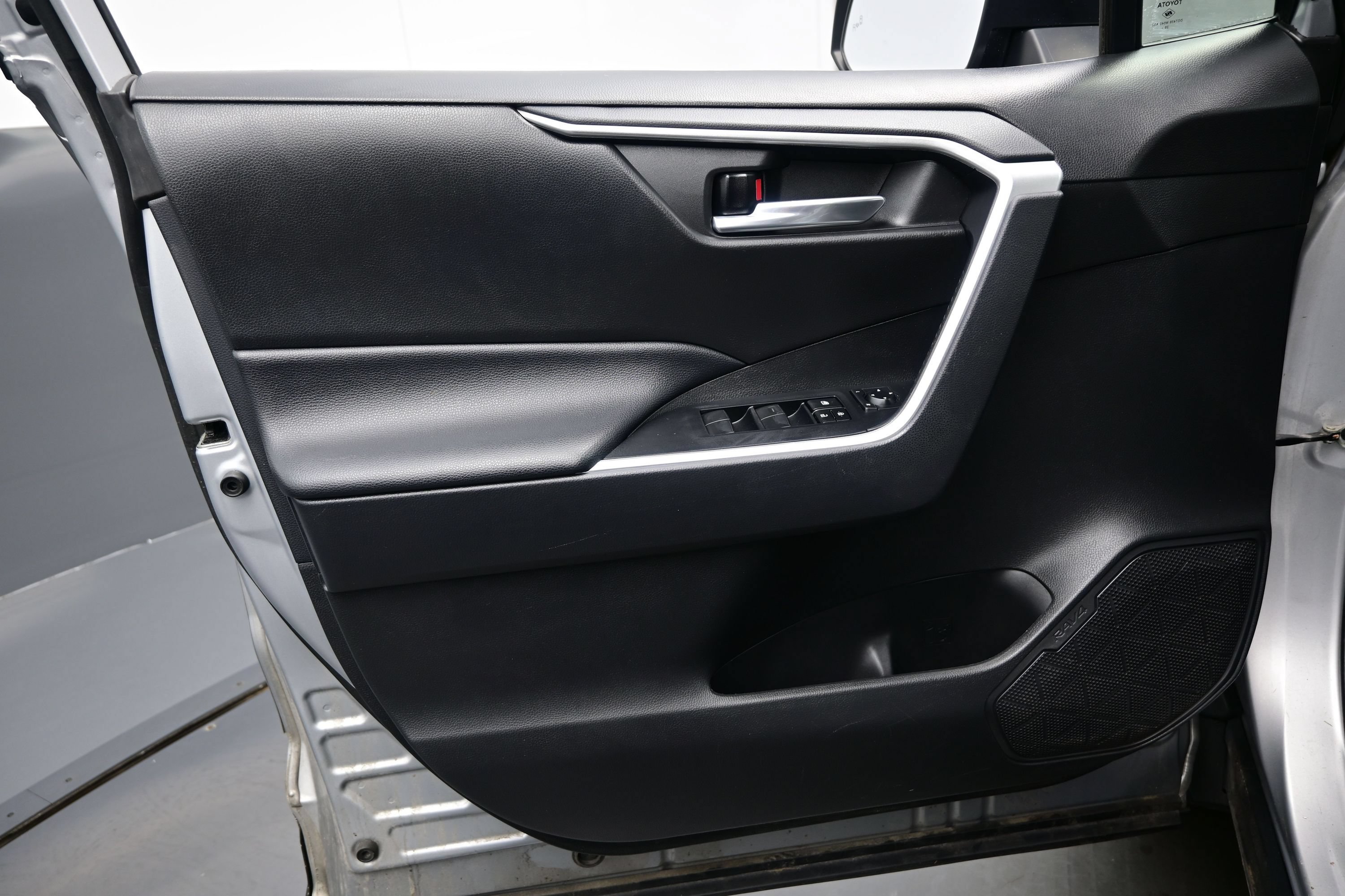 Used 2021 Toyota RAV4 XLE AWD/4WD image 9