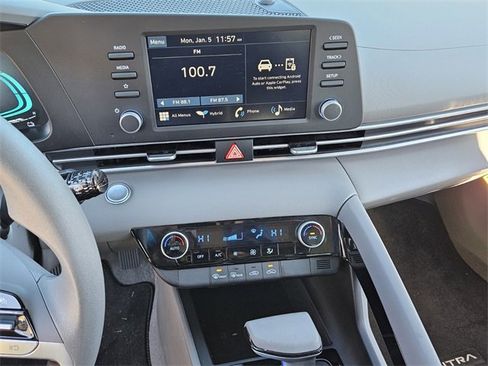 Used 2025 Hyundai Elantra Blue image 17