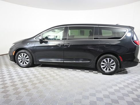 Used 2023 Chrysler Pacifica Limited FWD image 3
