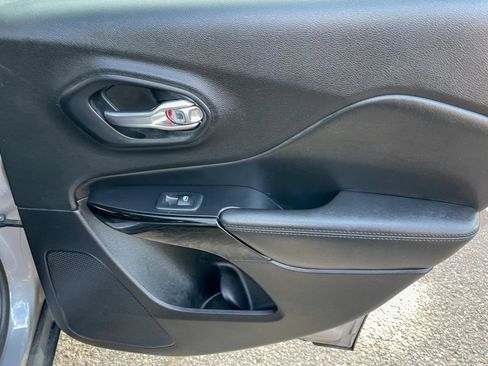 Used 2019 Jeep Cherokee Latitude Plus AWD/4WD image 30