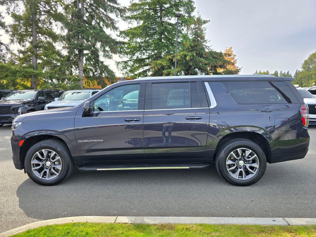 Used 2022 Chevrolet Suburban LT w/ Luxury Package AWD/4WD image 2