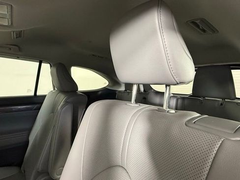 Used 2023 Toyota Highlander Limited FWD image 31
