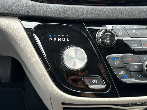 Used 2024 Chrysler Pacifica Touring-L FWD image 32