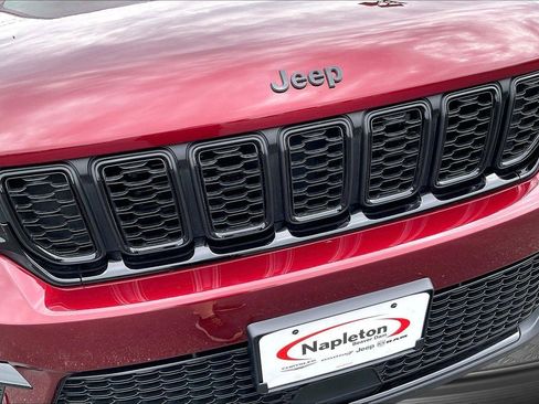Used 2023 Jeep Grand Cherokee Limited w/ Black Appearance Package AWD/4WD image 28