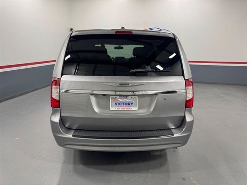 Used 2016 Chrysler Town & Country S w/ Driver Convenience Group FWD image 8