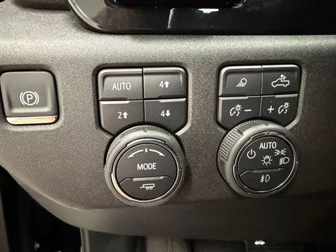 Certified 2025 Chevrolet Silverado 1500 High Country w/ High Country Premium Package AWD/4WD image 19