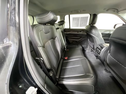 Used 2023 Jeep Grand Cherokee Limited w/ Black Appearance Package image 25