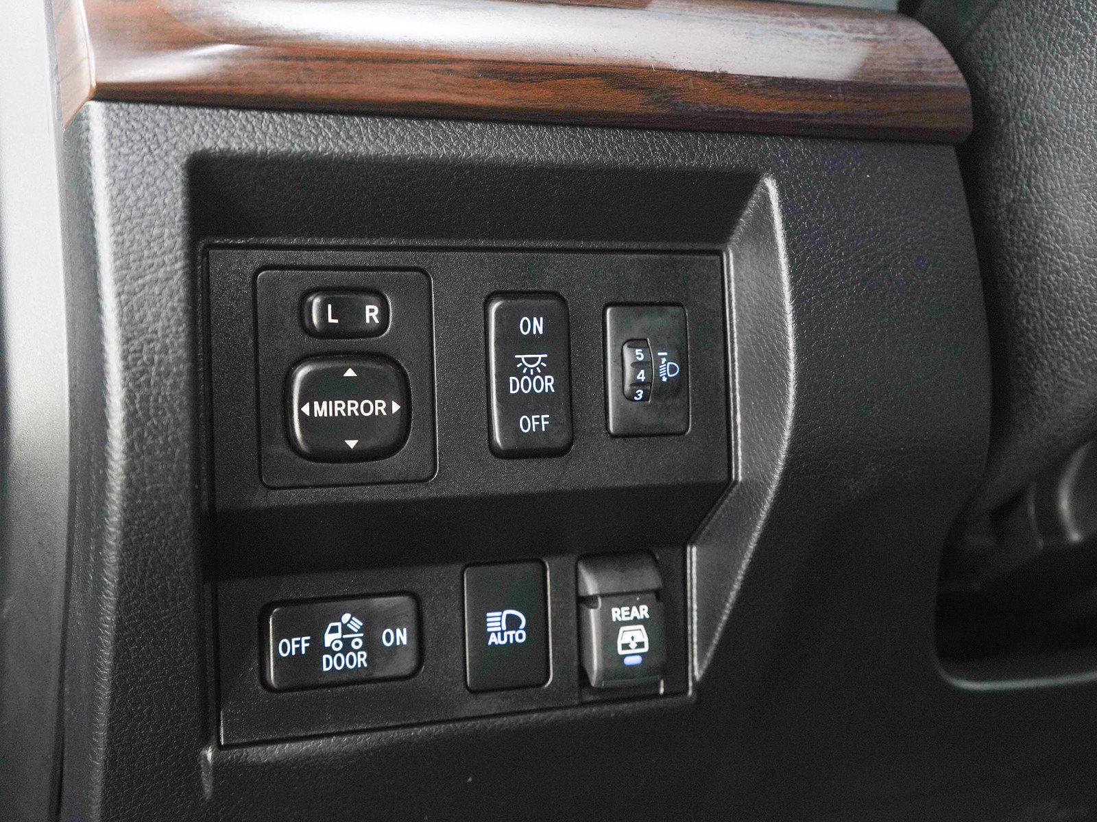 Used 2021 Toyota Tundra Limited w/ Limited Premium Package AWD/4WD image 25