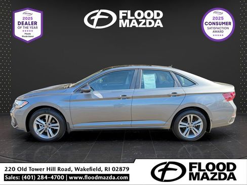 Used 2023 Volkswagen Jetta SE image 2