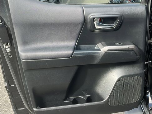 Used 2017 Toyota Tacoma TRD Sport image 21