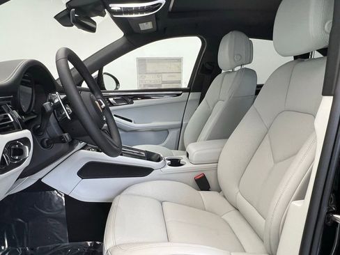 Used 2025 Porsche Macan image 5