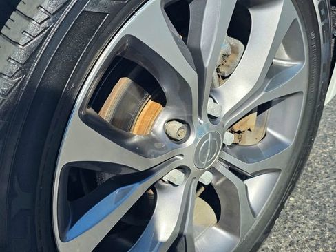 Used 2020 Chrysler Pacifica Limited w/ Tire & Wheel Group FWD image 8