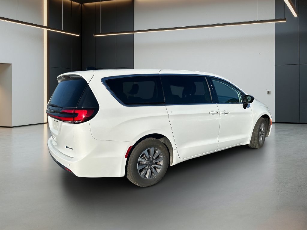 Used 2024 Chrysler Pacifica Limited FWD image 6
