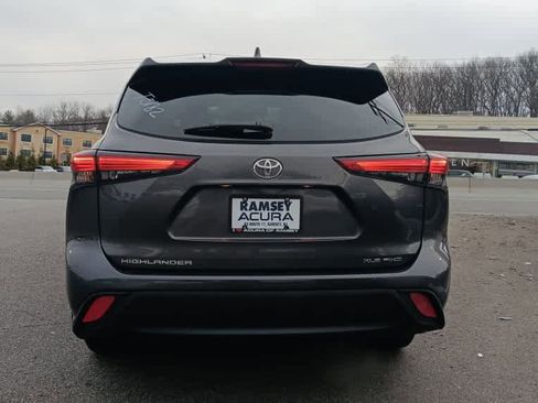 Used 2022 Toyota Highlander XLE image 4